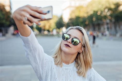 Pourquoi Les Personnes Qui Se Prennent En Selfie Ont Tendance à Centrer
