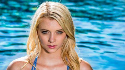 Riley Star Women Pornstar Blonde Long Hair Blue Eyes Wet Body