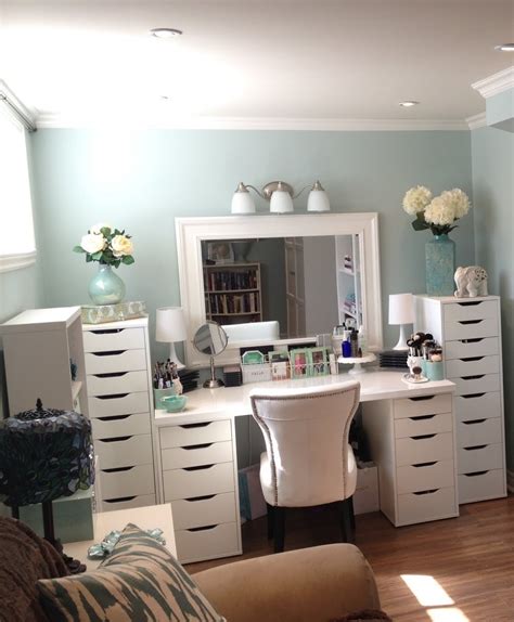 Organizing and cleaning your makeup can be done at any time, so if you also have the spirit but not the tools, we are here to help you with some great ideas diy makeup vanity uses the old ikea furniture (could it get any better). IKEA Bedroom Vanity: Great Storage Ideas | atzine.com