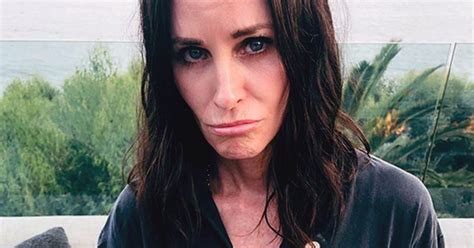 Ouch Courteney Cox Shows Off Her Friends Shirt — But Half Of Monica