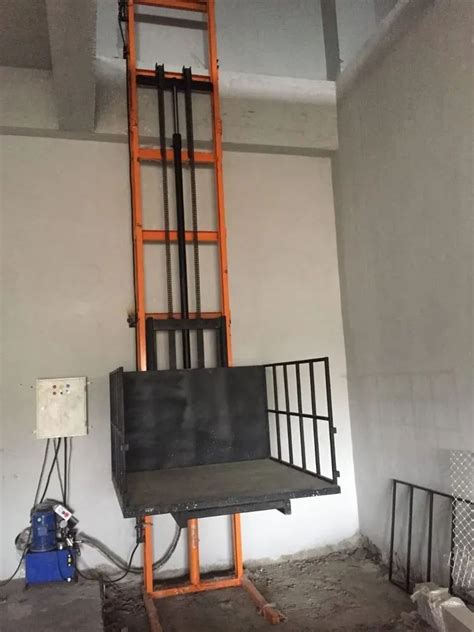 30 Feet Material Handling Lifts Standard Capacity 1 2 Ton At Rs