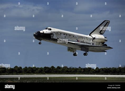Nasas Space Shuttle Discovery Approaches Runway 15 At The Shuttle