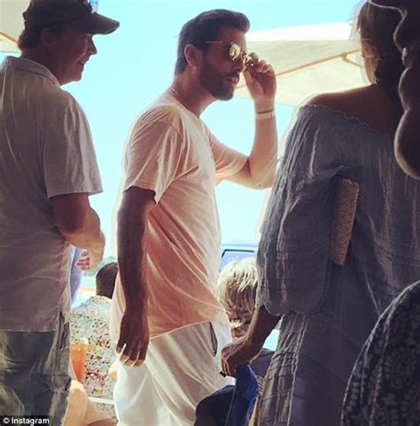 Scott Disick Mimics Kim Kardashians Nude Mirror Selfie Daily Mail Online