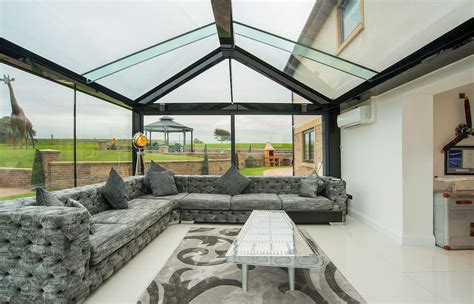 Modern Glassroom With All Of The Finishing Touches Glassrooms Modern Glass Extension