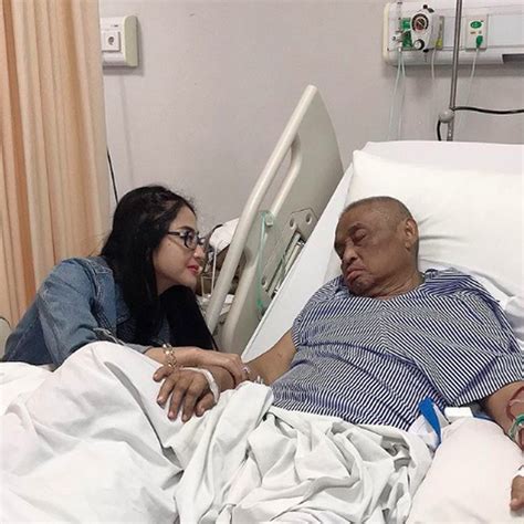 8 Potret Kenangan Terakhir Dewi Perssik Bersama Almarhum Ayah Foto 1