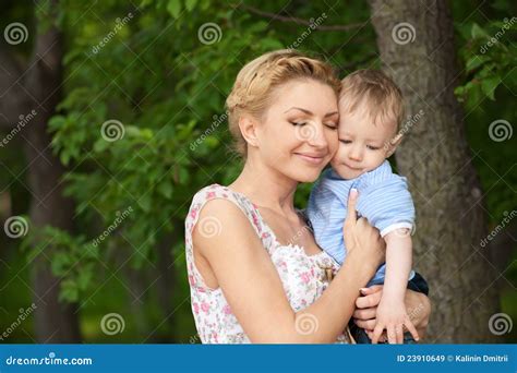 Belle Maman Avec Son Fils Image Stock Image Du Amusement