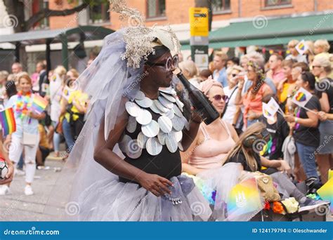 jaarlijks pride parade lgbt indrukken van homosexueel en lesbiennes die aan vrolijk pride parade