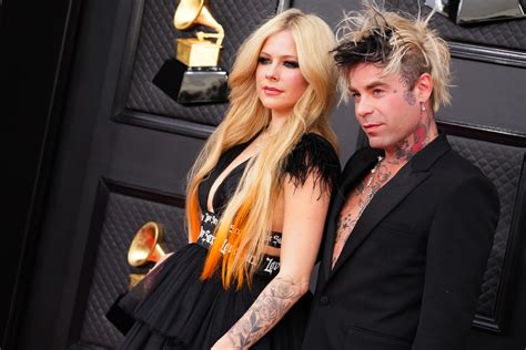 Inside Avril Lavignes 3 Engagement Rings From Deryck Whibley Chad Kroeger And Mod Sun