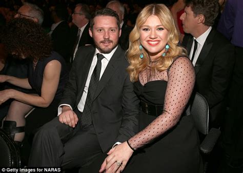 Kelly Clarkson Displays Prominent Bump In Clingy Maternity Wear Daily