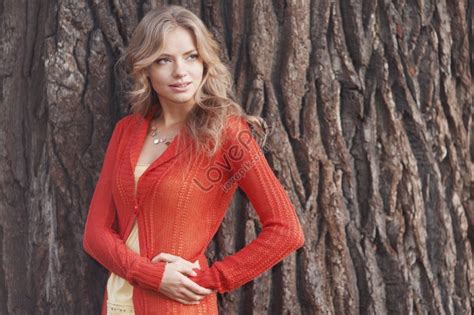 Beautiful Blonde Woman Posing On Tree Trunk Background Picture And Hd