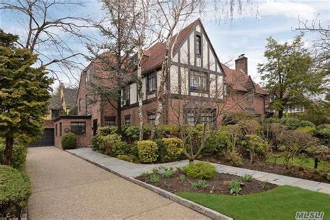 The Forest Hills Gardens Is A Beautiful Neighborhood Characterized By