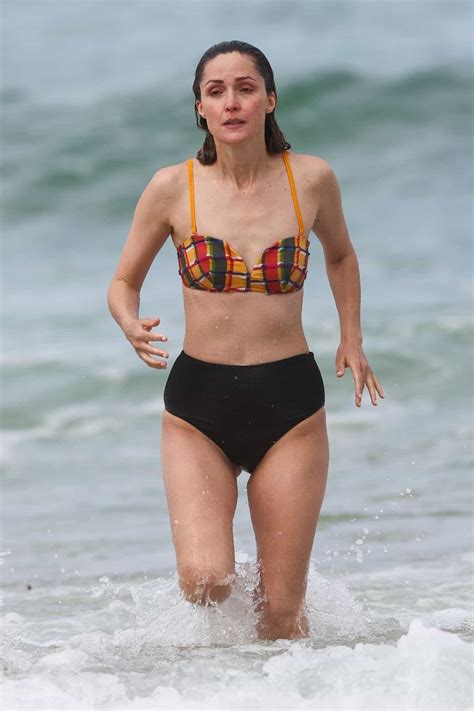Rose Byrne Shows Off Her Figure In A Retro Bikini At Sydneys Bondi