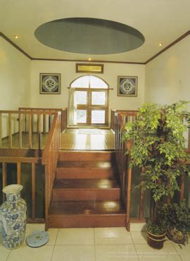 Meletakkan tempat wudhu dengan desain seperti gambar di bawah ini cukup efektif kalau ruangan di dalam. MUSHOLA KELUARGA | Model Rumah Modern