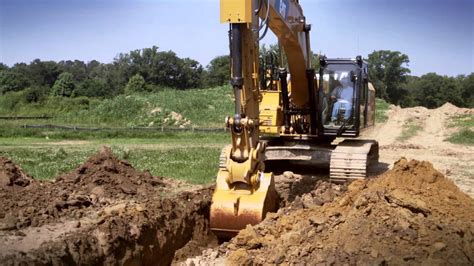 Cat 326f Hydraulic Excavator At Work Trenching Youtube