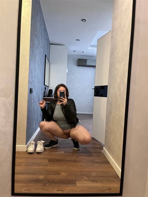 Chubby OnlyFans Cam Babe Shows Off Her Great Ass Her Shaved Pussy