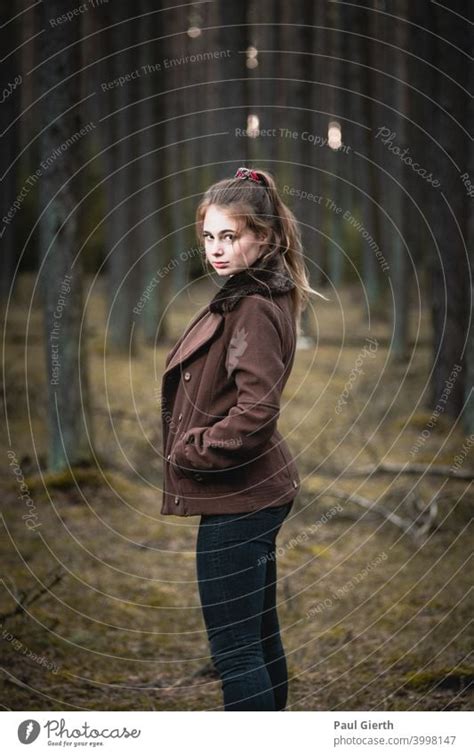 Schönes Junges Mädchen Im Wald Portrait Ein Lizenzfreies Stock Foto