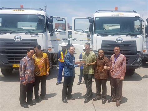 / a truck driver, a professional who drives heavy vehicles and carry important goods between distant cities. Loker Driver Truk Guda / Lowongan Kerja Buana Group ...