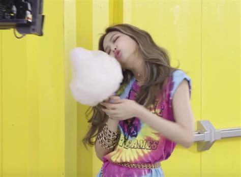 daily jennie 86 so sweet then i get a little angry yeah 🍭🍬🍫🥧🧁🍰🎂🍪🍩 r beulping