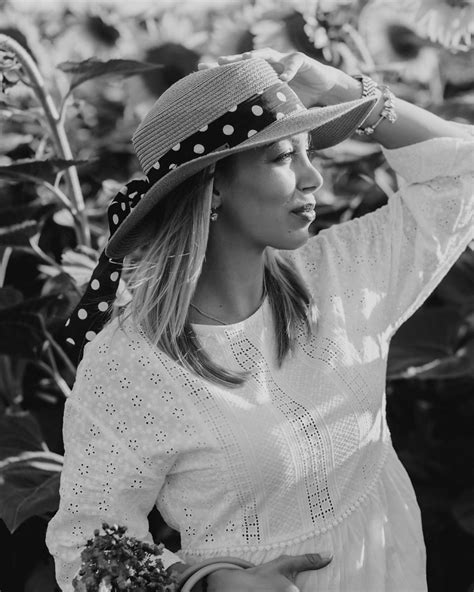 free picture portrait of blonde with straw hat in sunflowers field monochrome photo