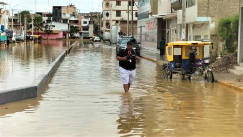 Ciclón Yaku Damnificados Por Lluvias En Tumbes Cruzan Quebrada Con