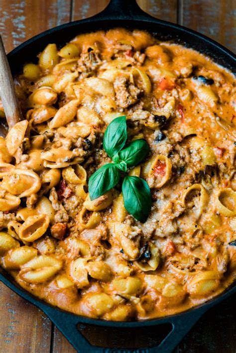 Sweeter than the typical chili, valerie's recipe calls for ground turkey, chopped chocolate, cinnamon and worcestershire sauce. Easy Ground Turkey Pasta (Shell Pasta Recipe!) | Kroll's ...