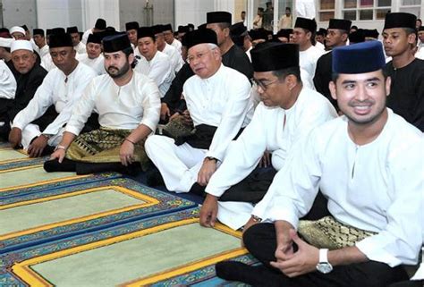 The tradition of celebrating hari hol began back in 1896, with the death of sultan abu bakar, and has continued now for more than a century. Sultan Johor hadir majlis yasin, tahlil sempena ...