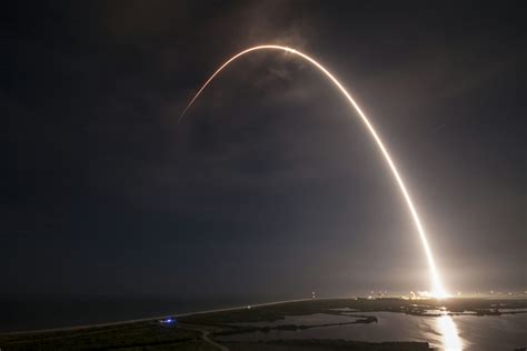 Spacex Successfully Lands The Falcon 9 Rocket On A Droneship Inverse