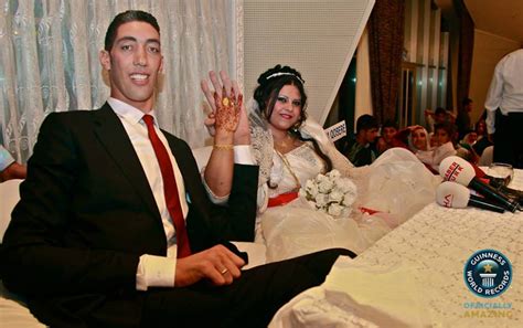 Worlds Tallest Man Foot Sultan Kosen Marries Girlfriend I
