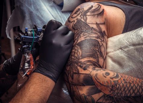 Cuáles son los riesgos de hacerse un tatuaje