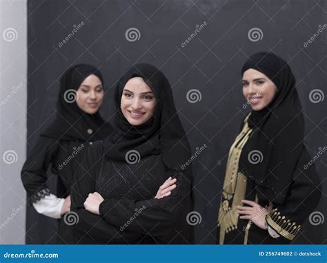 Retrato Grupal De Hermosas Musulmanas Con Un Vestido De Moda Con Hijab De Fondo Negro Foto De