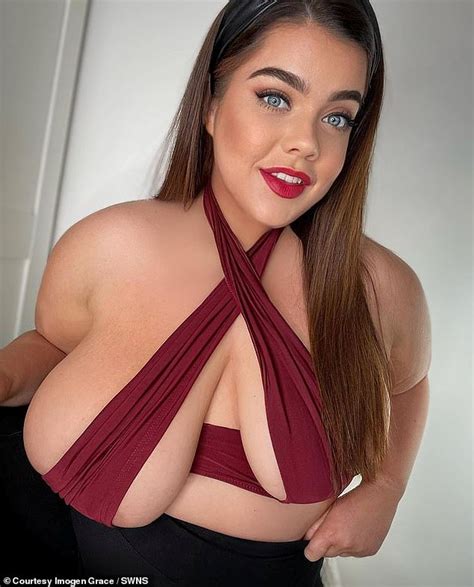 Une Femme Avec Un Gros Seins Et Un Petit Est Un Succ S Sur Onlyfans Apr S Avoir Embrass Un