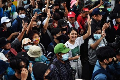 tre fingre truer monarkiet thailands unge i oprør mod landets stenrige konge udland dr