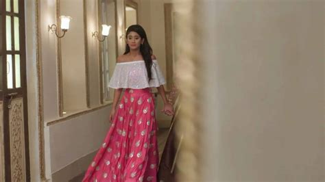 Naira dresses in the serial yrkkh is always awesome. Pin by Konikamishra on naira | Burgundy prom dress, Traditional indian outfits, Long gown dress