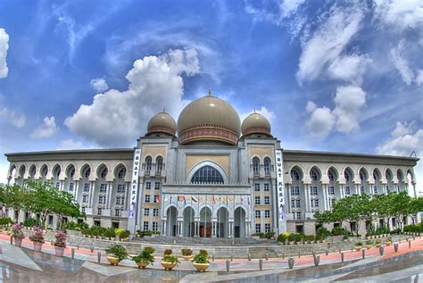 A departure from the typical. Palace Of Justice / Istana Kehakiman III | Copyright ...