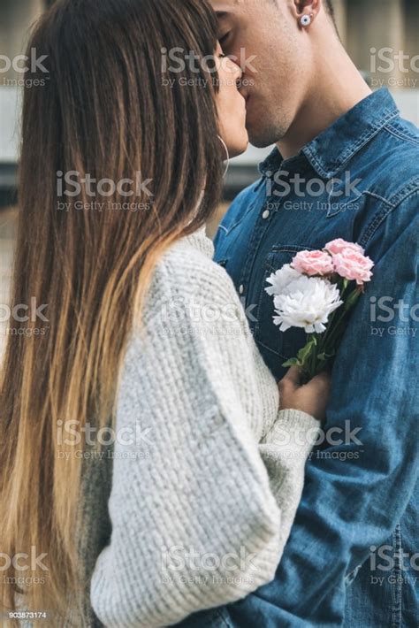 영에 아름 다운 꽃 N와 낭만적인 방법에 길 중간에 서로 포옹 하는 커플 사랑 20 29세에 대한 스톡 사진 및 기타 이미지 20 29세 2명 거리 Istock