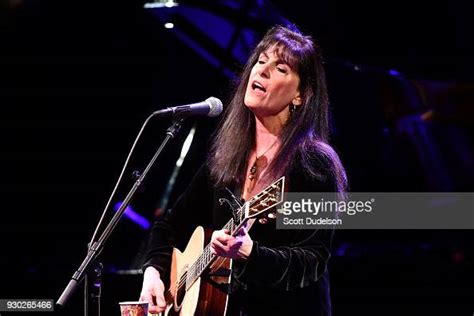Singer Songwriter Karla Bonoff Performs Onstage At Thousand Oaks Nachrichtenfoto Getty Images