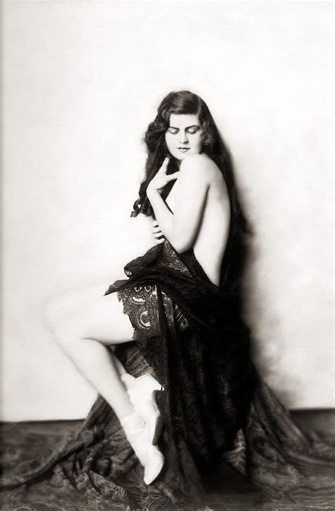 Cheesecake Pinups Of The 20s Vintage Photos Show The Muses And Stars