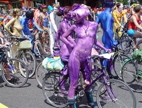 Nackte Fahrradfahrten Nackt In Der Öffentlichkeit Fantasyfest Etc