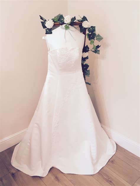 This storage box is made with ph neutral cardboard and comes with a decorative ribbon. wedding dress storage preservation box