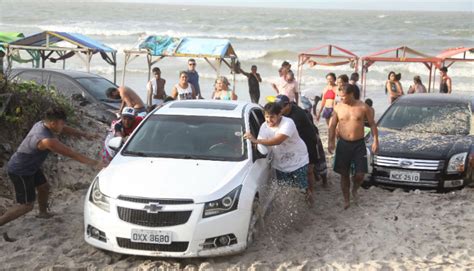 Susto E Desespero Veículos Ficam Atolados Na Praia Do Ar