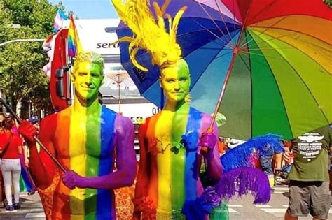 Orgullo gay celebrando arcoíris