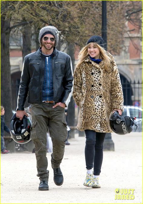 Bradley Cooper Suki Waterhouse Kiss Hold Hands In Paris Photo Bradley Cooper