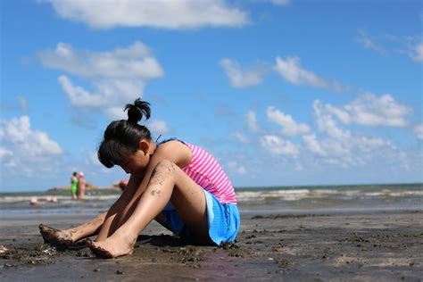 Fotos Gratis Playa Mar Costa Arena Oceano Mujer Apuntalar Vacaciones Cuerpo De Agua