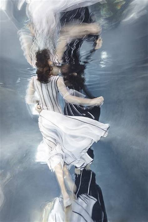 「水」の美しさに魅了された写真家が映し出す、幻想的な水中ポートレート作品：switchbox