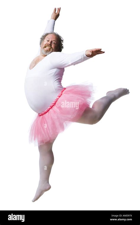 Übergewichtiger mann in ballerina tutu lächeln und tanzen stockfotografie alamy