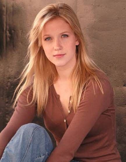 Jessy Schram Plays Karen From Falling Skies She Does A Great Job
