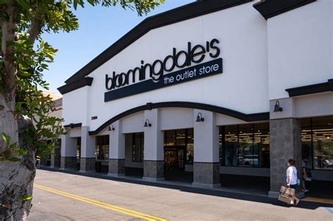 Bloomingdales Outlet Store Opens In Woodland Hills Daily News
