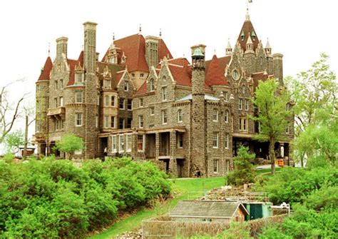 10 Amazingly Awesome Old Castles Around The World