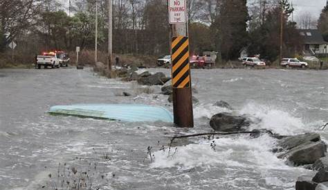 High tides, strong winds take a toll on Vashon | Story & Slideshow