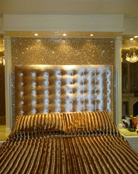It is specially made to give your interior walls a sparkling look. Gold Glitter Wallpaper, with our padded double headboard ...